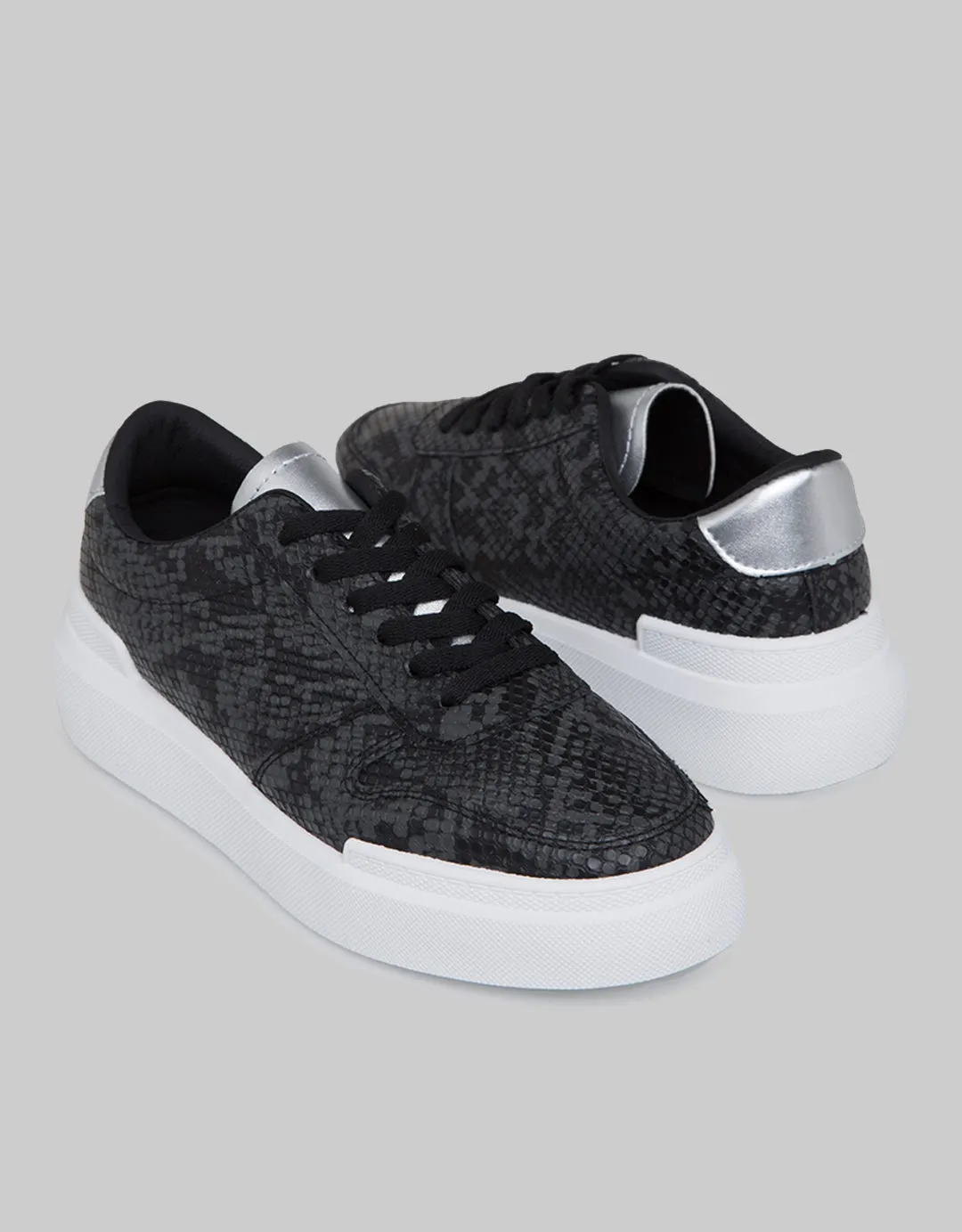 Details Sneakers Woman Motif