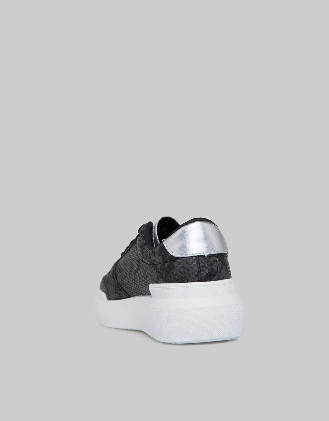 Details Sneakers Woman Motif