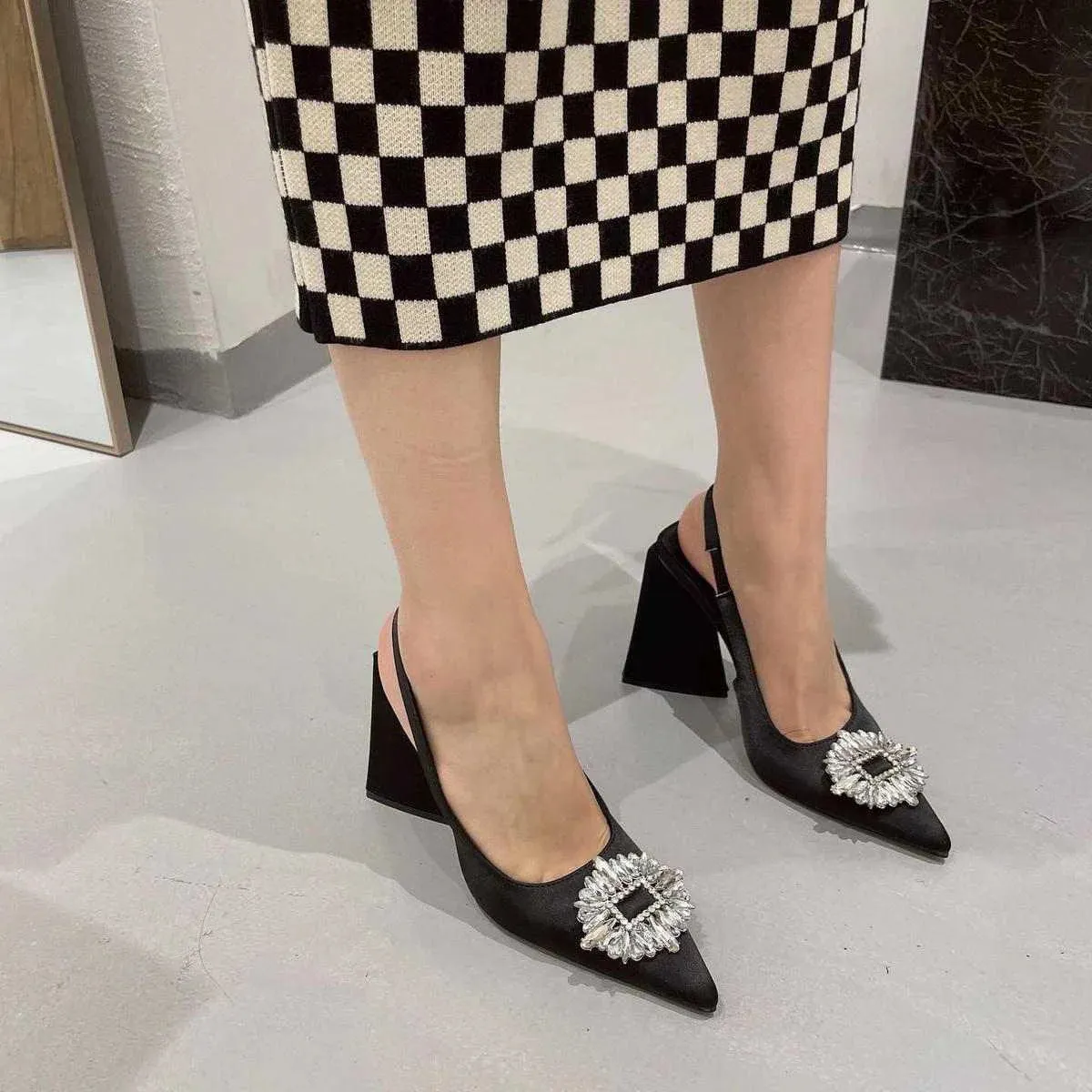 WOMEN'S POINTED TRIANGLE HEELS - BLACK